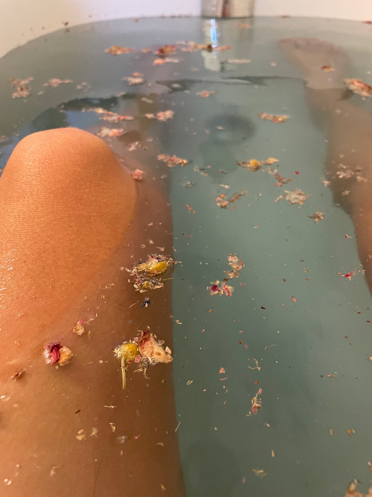 🌸 Roots & Petals Mineral Bath — Calming Blend